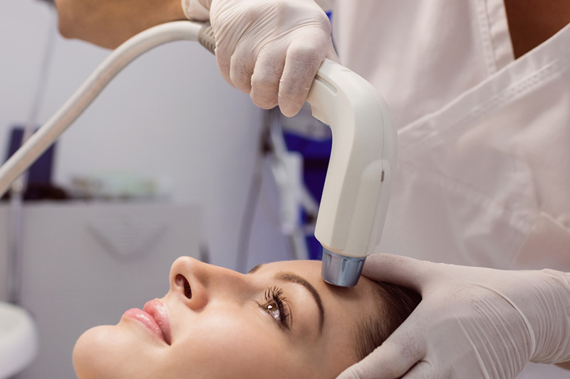 چه افرادی نباید از لیزر برای رفع موهای پیشانی خود استفاده کنند؟