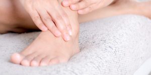 روش‌ های درمان سیاهی قوزک پا